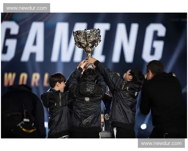 LOL决赛豪取三连胜强势登顶展现无敌统治力震撼全场